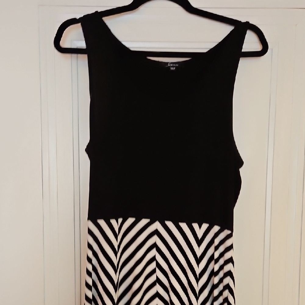 Soprano Black and White Sleeveless Chevron Dress, Sz M, Lightweight, GUC